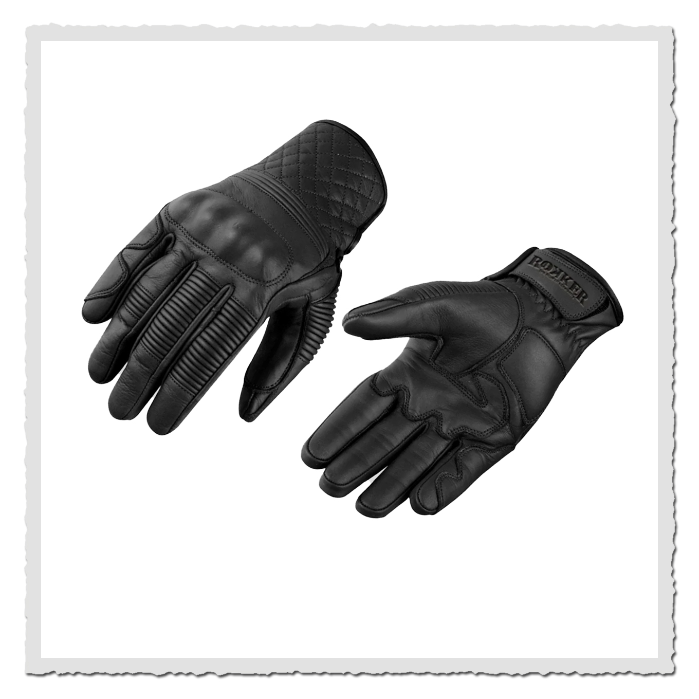 Zwei schwarze Motorradhandschuhe nebeneinander, einer mit Handfläche sichtbar, freigestellt vor weißem Hintergrund.